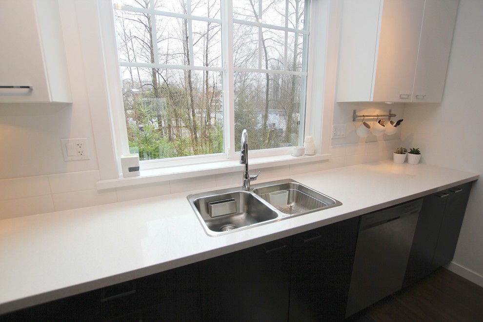 Exempel på ett modernt kök och matrum, med bänkskiva i rostfritt stål
