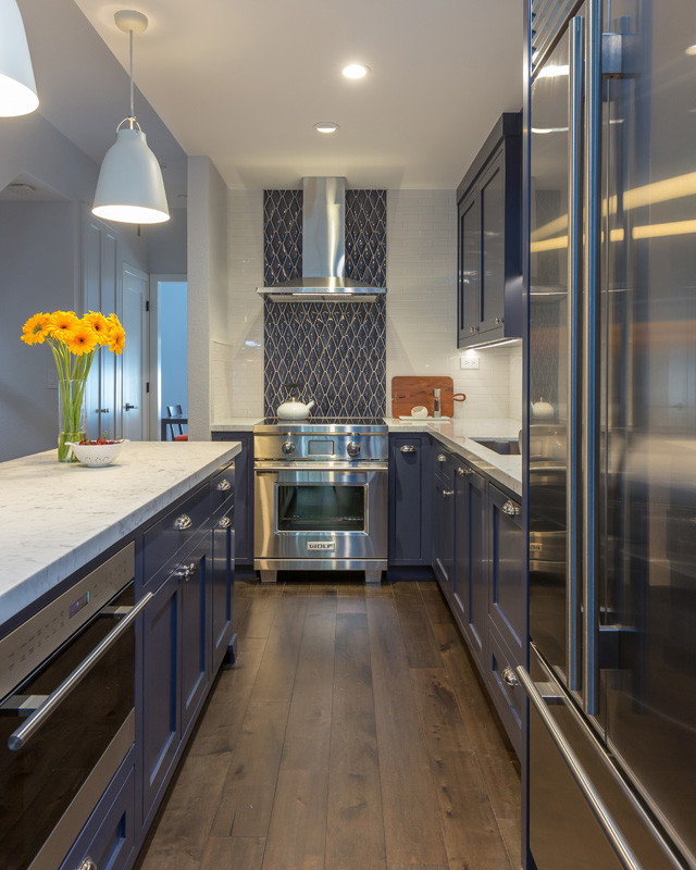 サンフランシスコにある高級な小さなトランジショナルスタイルのおしゃれなキッチン (アンダーカウンターシンク、シェーカースタイル扉のキャビネット、青いキャビネット、大理石カウンター、青いキッチンパネル、セラミックタイルのキッチンパネル、シルバーの調理設備、無垢フローリング、茶色い床、白いキッチンカウンター) の写真