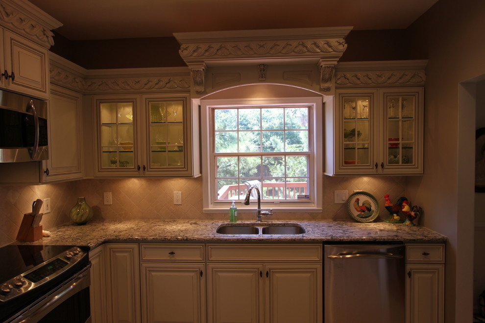 Exempel på ett avskilt, mellanstort klassiskt l-kök, med en undermonterad diskho, luckor med upphöjd panel, beige skåp, bänkskiva i kvarts, beige stänkskydd, stänkskydd i stenkakel, rostfria vitvaror och klinkergolv i porslin