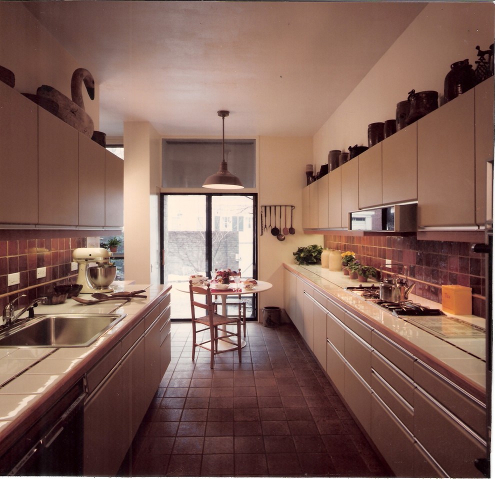 Exempel på ett modernt kök, med en dubbel diskho, skåp i shakerstil, gröna skåp, kaklad bänkskiva, grönt stänkskydd, stänkskydd i keramik och svarta vitvaror