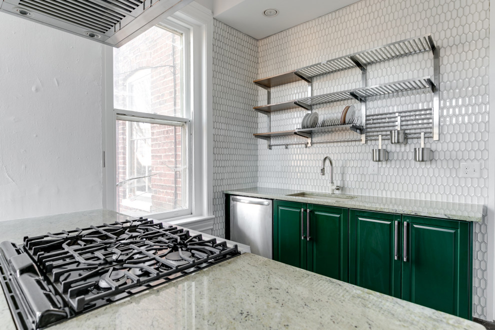 Foto på ett mellanstort funkis grön kök, med en enkel diskho, luckor med upphöjd panel, gröna skåp, granitbänkskiva, vitt stänkskydd, stänkskydd i keramik, rostfria vitvaror, laminatgolv och en halv köksö