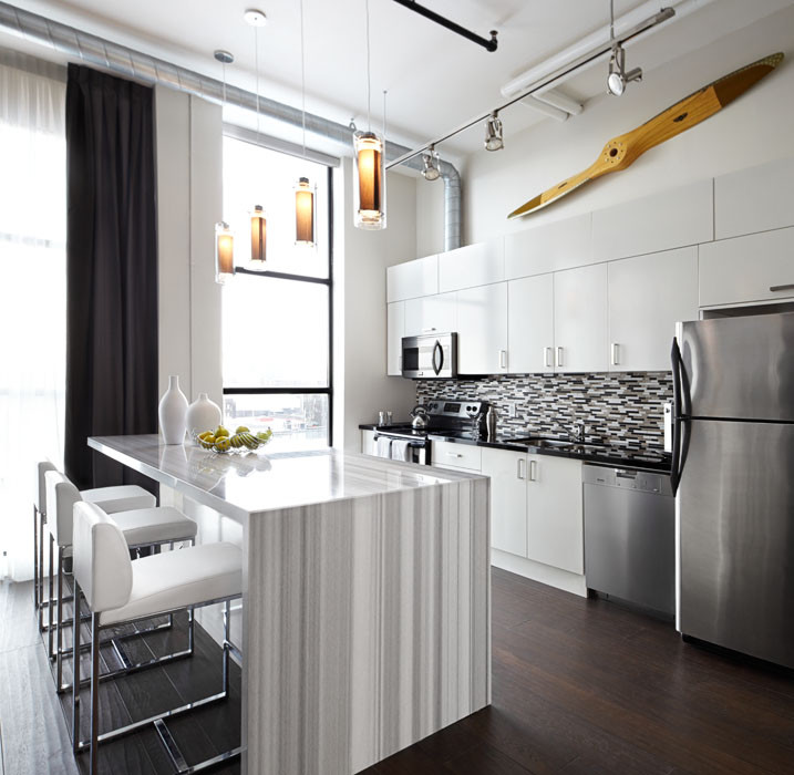 Einzeilige Moderne Küche mit flächenbündigen Schrankfronten, Rückwand aus Stäbchenfliesen, Küchengeräten aus Edelstahl und bunter Rückwand in Toronto