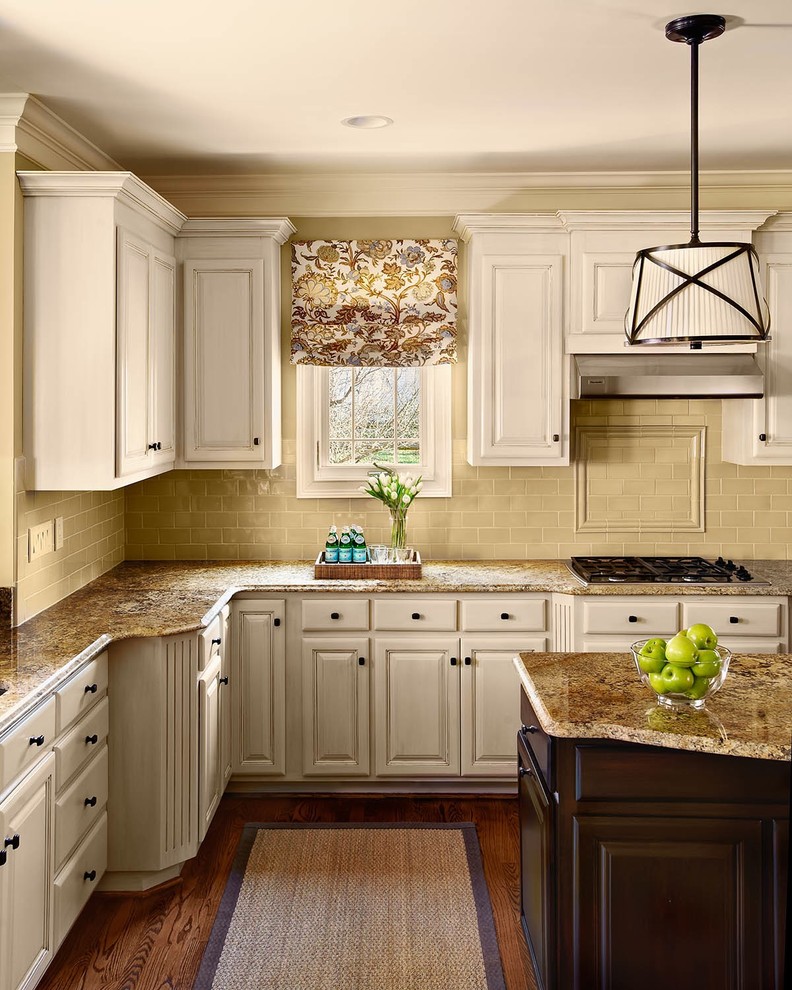 Imagen de cocina clásica con salpicadero de azulejos tipo metro y encimera de granito