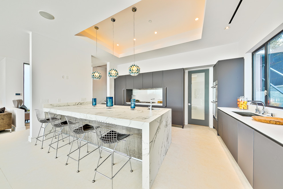 Exempel på ett stort modernt kök, med en undermonterad diskho, släta luckor, grå skåp, marmorbänkskiva, vitt stänkskydd, integrerade vitvaror, klinkergolv i porslin, en halv köksö och vitt golv