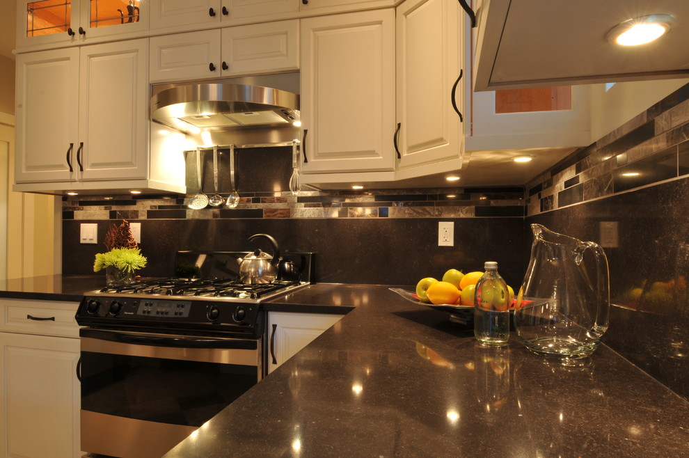 Immagine di una piccola cucina classica con lavello sottopiano, ante con bugna sagomata, ante bianche, top in quarzite, paraspruzzi nero, elettrodomestici in acciaio inossidabile e pavimento in ardesia