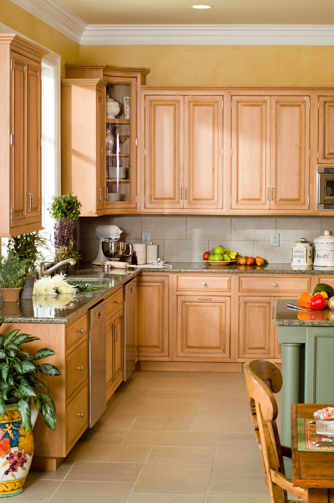 Esempio di una cucina chic di medie dimensioni con ante con bugna sagomata, ante in legno chiaro, top in marmo e elettrodomestici da incasso