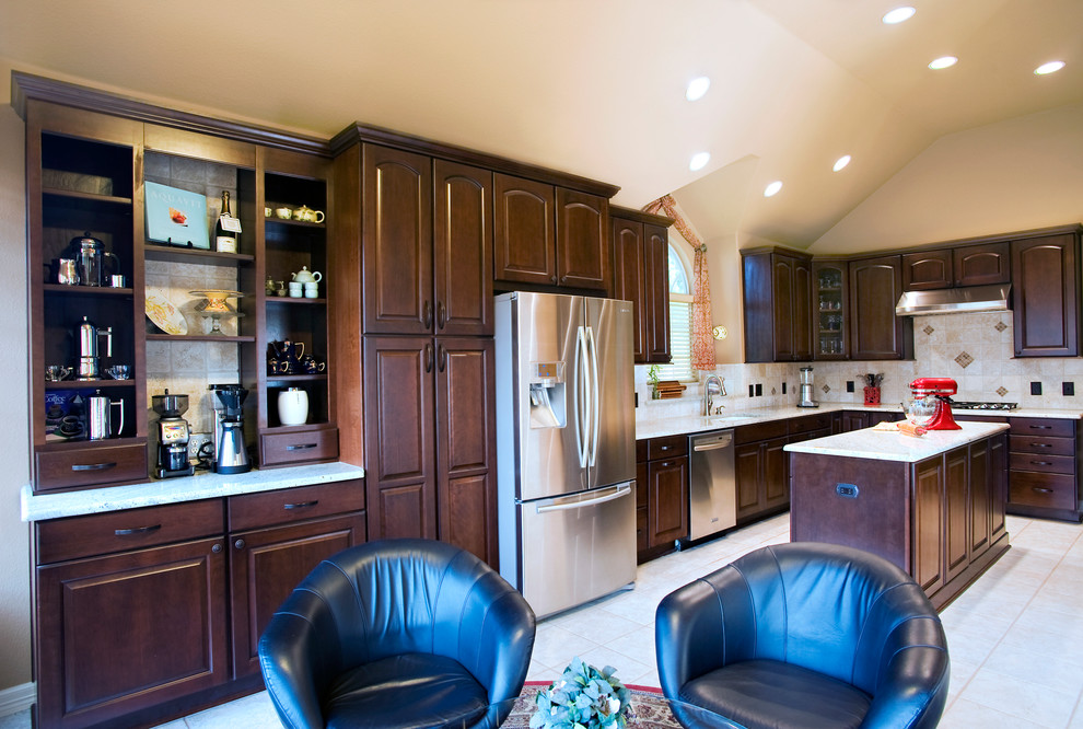 Ub Kitchens - Kitchen Design And Cabinets Traditional Alder Kitchen with Island and Coffee Center - Classique