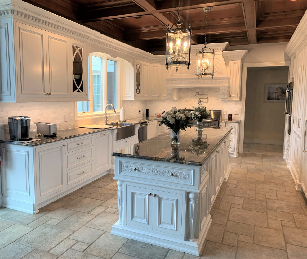 Foto på ett stort vintage flerfärgad kök, med en rustik diskho, luckor med upphöjd panel, vita skåp, marmorbänkskiva, vitt stänkskydd, fönster som stänkskydd, rostfria vitvaror, klinkergolv i keramik, en köksö och beiget golv