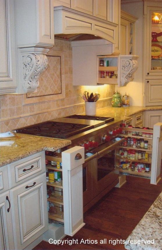 オーランドにあるトラディショナルスタイルのおしゃれなキッチン (レイズドパネル扉のキャビネット、白いキャビネット、御影石カウンター、白いキッチンパネル、石タイルのキッチンパネル、シルバーの調理設備) の写真