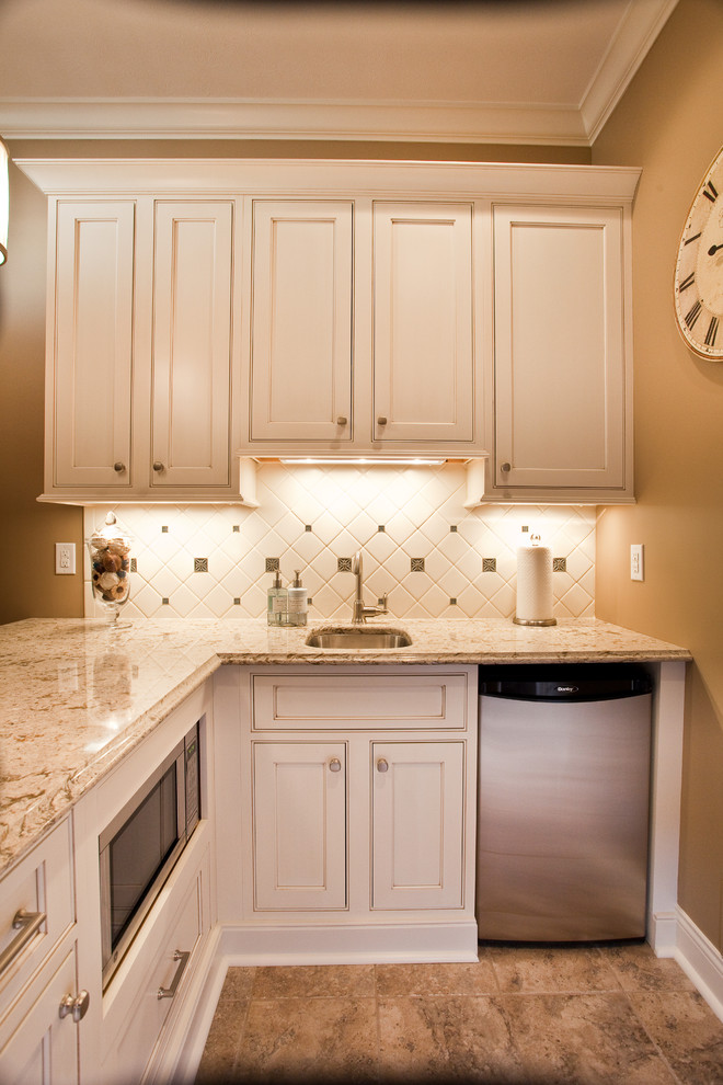 Bild på ett mellanstort vintage l-kök, med en undermonterad diskho, luckor med infälld panel, bänkskiva i kvartsit, vitt stänkskydd, stänkskydd i keramik, rostfria vitvaror, klinkergolv i porslin, en halv köksö och vita skåp