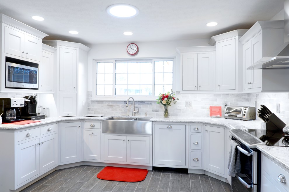 Foto på ett mellanstort vintage u-kök, med en rustik diskho, skåp i shakerstil, vita skåp, marmorbänkskiva, vitt stänkskydd, stänkskydd i stenkakel, rostfria vitvaror och klinkergolv i porslin