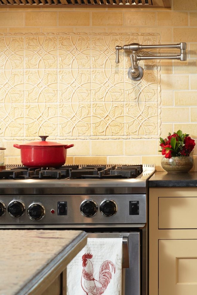 Exempel på ett stort klassiskt kök, med en undermonterad diskho, skåp i shakerstil, gula skåp, granitbänkskiva, gult stänkskydd, stänkskydd i keramik, rostfria vitvaror, skiffergolv och en köksö