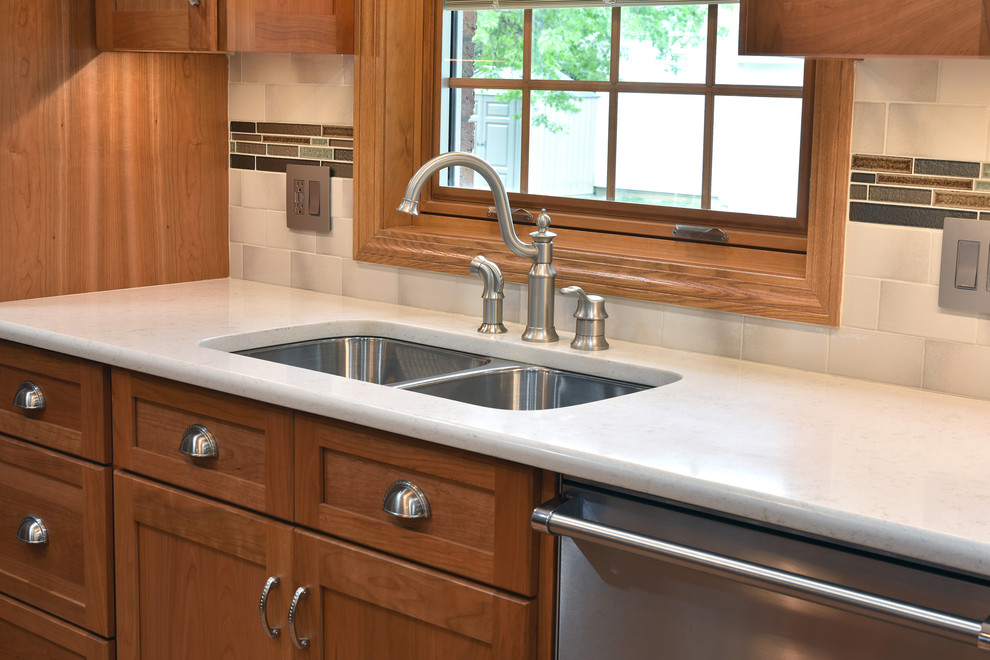 Traditional cherry kitchen with stainless steel Klassisch Küche