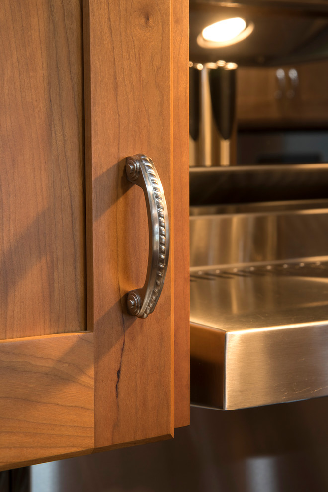 Traditional cherry kitchen with stainless steel Classique Cuisine