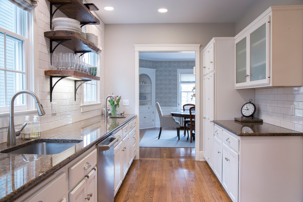 Design ideas for a classic kitchen in Cleveland.