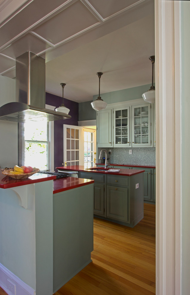 Foto de cocina tradicional renovada con puertas de armario verdes, encimera de cuarcita, salpicadero gris, salpicadero de azulejos de vidrio y electrodomésticos de acero inoxidable