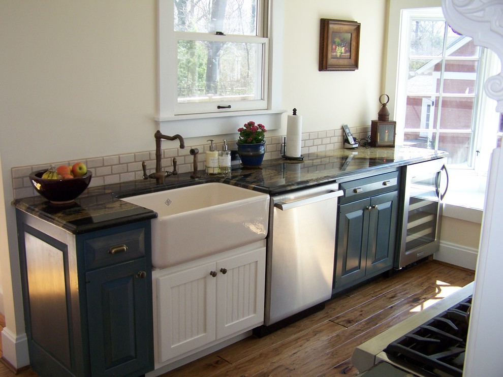 Geschlossene, Zweizeilige, Kleine Klassische Küche mit Landhausspüle, Rückwand aus Metrofliesen, Küchengeräten aus Edelstahl und dunklem Holzboden in Cincinnati