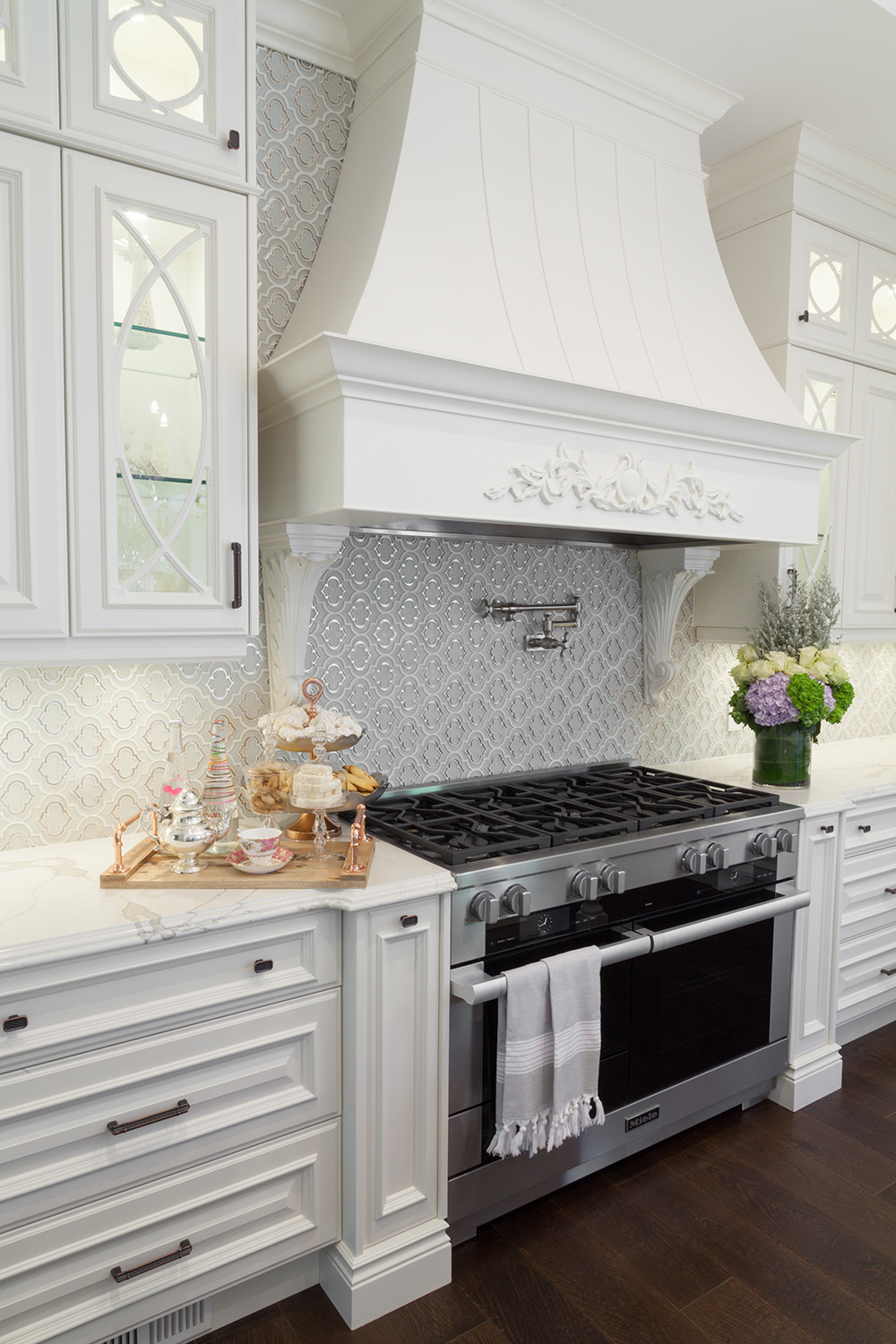 75 Beautiful Enclosed Kitchen With Window Backsplash Pictures Ideas May 2021 Houzz