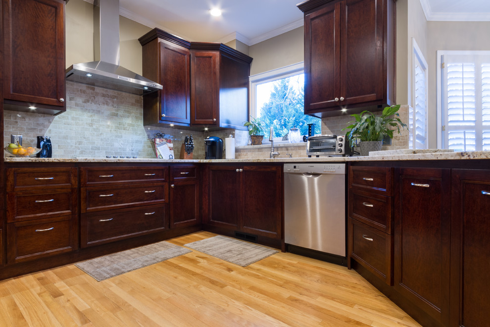 アトランタにある高級な広いトラディショナルスタイルのおしゃれなキッチン (シェーカースタイル扉のキャビネット、濃色木目調キャビネット、御影石カウンター) の写真