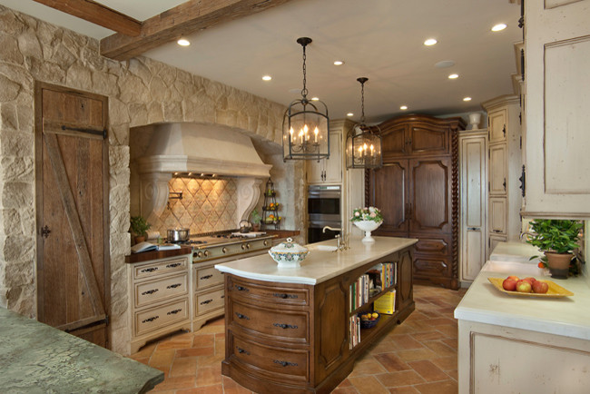Exempel på ett medelhavsstil kök, med en rustik diskho, luckor med upphöjd panel, skåp i mellenmörkt trä, beige stänkskydd, stänkskydd i terrakottakakel och integrerade vitvaror