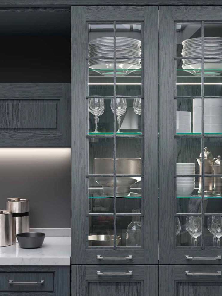 Foto de cocina comedor tradicional extra grande con armarios con paneles empotrados, puertas de armario grises, electrodomésticos con paneles y encimeras blancas