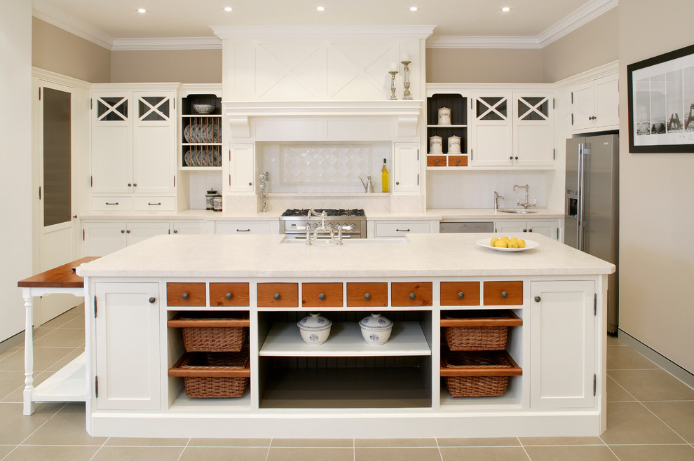 Imagen de cocina clásica con armarios estilo shaker, puertas de armario blancas, salpicadero blanco y electrodomésticos de acero inoxidable