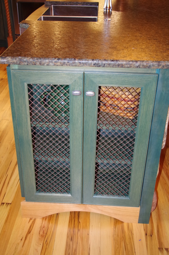 Exempel på ett mellanstort rustikt kök, med en rustik diskho, luckor med upphöjd panel, gröna skåp, granitbänkskiva, flerfärgad stänkskydd, stänkskydd i stenkakel, rostfria vitvaror, ljust trägolv, en köksö och brunt golv