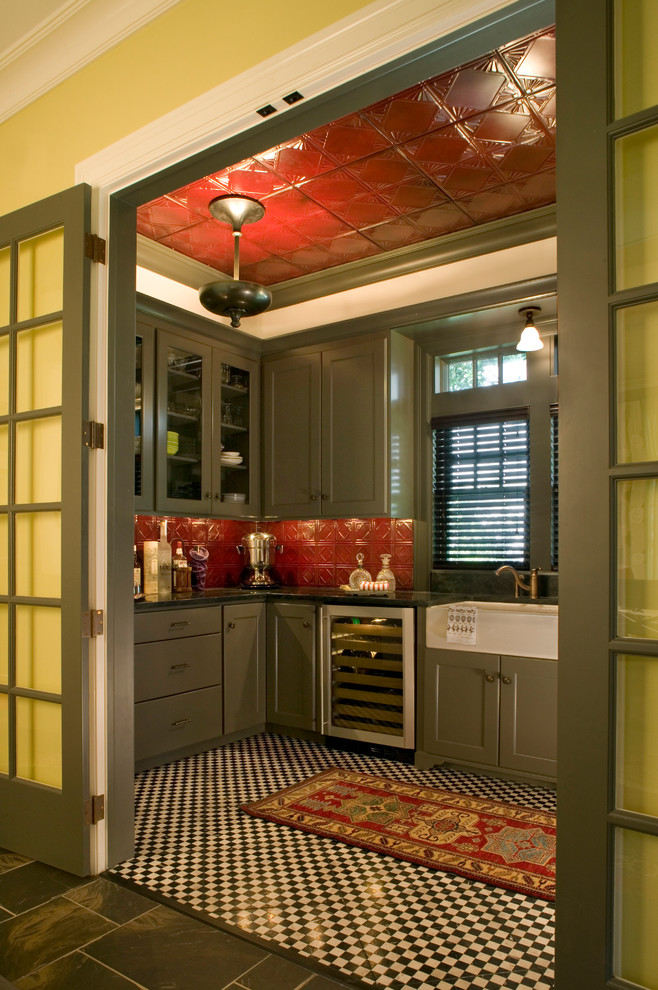 Foto di una cucina eclettica con lavello stile country, ante in stile shaker, ante verdi, top in granito, paraspruzzi rosso e paraspruzzi con piastrelle di metallo