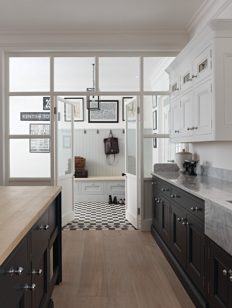 Esempio di una grande cucina classica con ante in stile shaker, ante grigie, top in quarzite, paraspruzzi beige e pavimento marrone