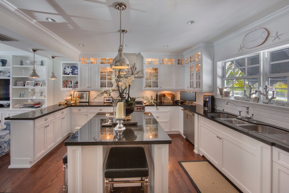 Offene, Große Moderne Küche in L-Form mit Triple-Waschtisch, Küchenrückwand in Weiß, Küchengeräten aus Edelstahl, dunklem Holzboden und Kücheninsel in Miami