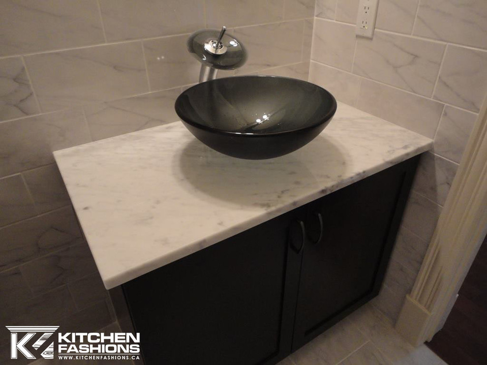 Modelo de cocinas en U tradicional extra grande abierto con fregadero bajoencimera, armarios con paneles con relieve, puertas de armario blancas, encimera de granito, salpicadero beige, electrodomésticos de acero inoxidable, suelo de baldosas de cerámica y una isla
