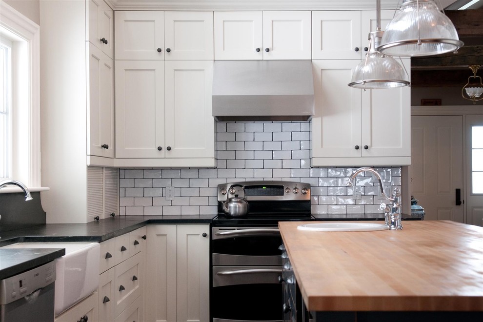 Kitchen - traditional kitchen idea in Toronto with subway tile backsplash