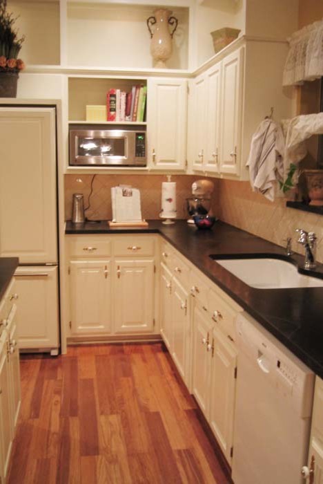 Example of a country kitchen design in Dallas