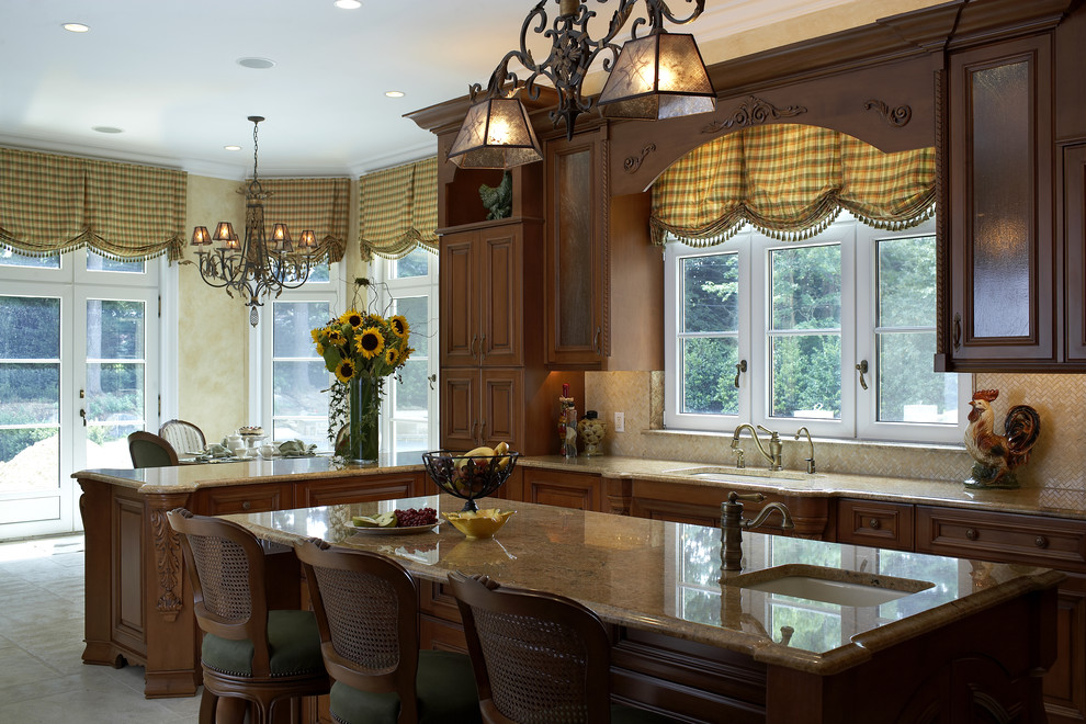 Immagine di una grande cucina classica con lavello sottopiano, ante con bugna sagomata, ante in legno scuro, top in granito, paraspruzzi beige e paraspruzzi con piastrelle a mosaico