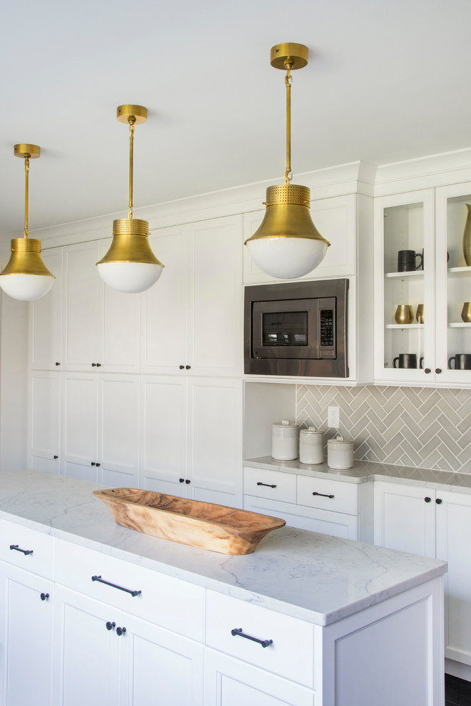 Idéer för ett mellanstort klassiskt grå kök, med en undermonterad diskho, skåp i shakerstil, vita skåp, marmorbänkskiva, grått stänkskydd, stänkskydd i keramik, rostfria vitvaror, klinkergolv i keramik, en köksö och svart golv