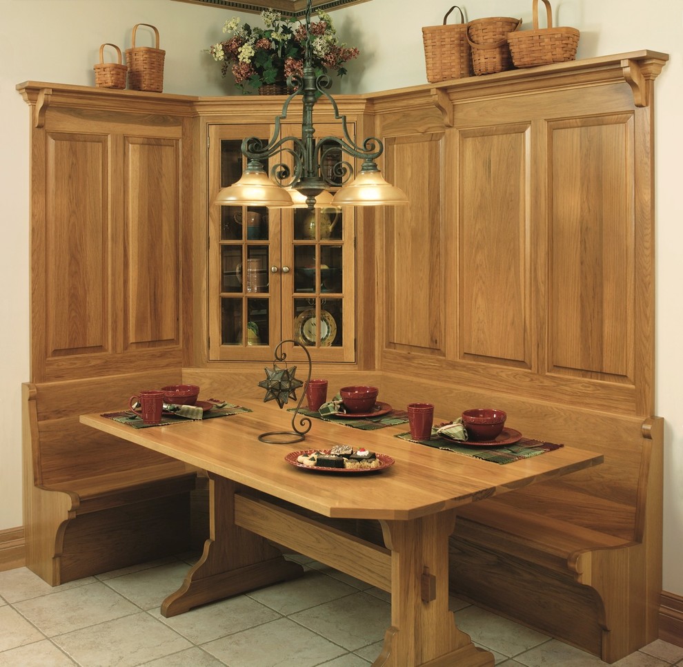 Foto di una cucina classica con ante in legno chiaro e ante a filo