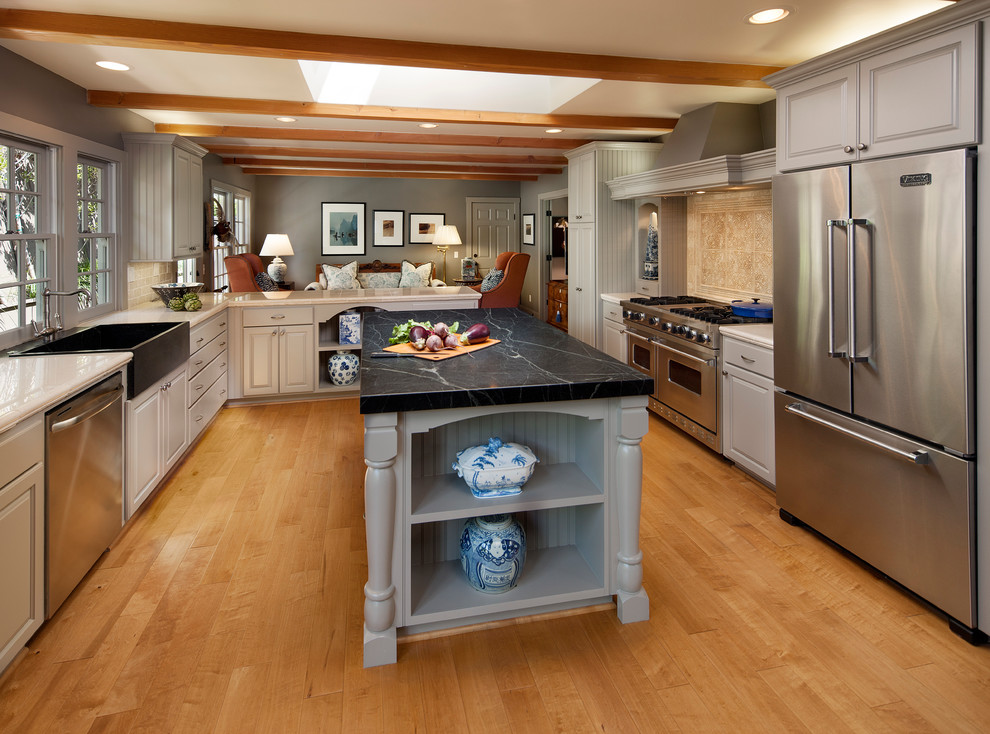 サンタバーバラにあるトラディショナルスタイルのおしゃれなキッチン (シルバーの調理設備、エプロンフロントシンク、ソープストーンカウンター) の写真