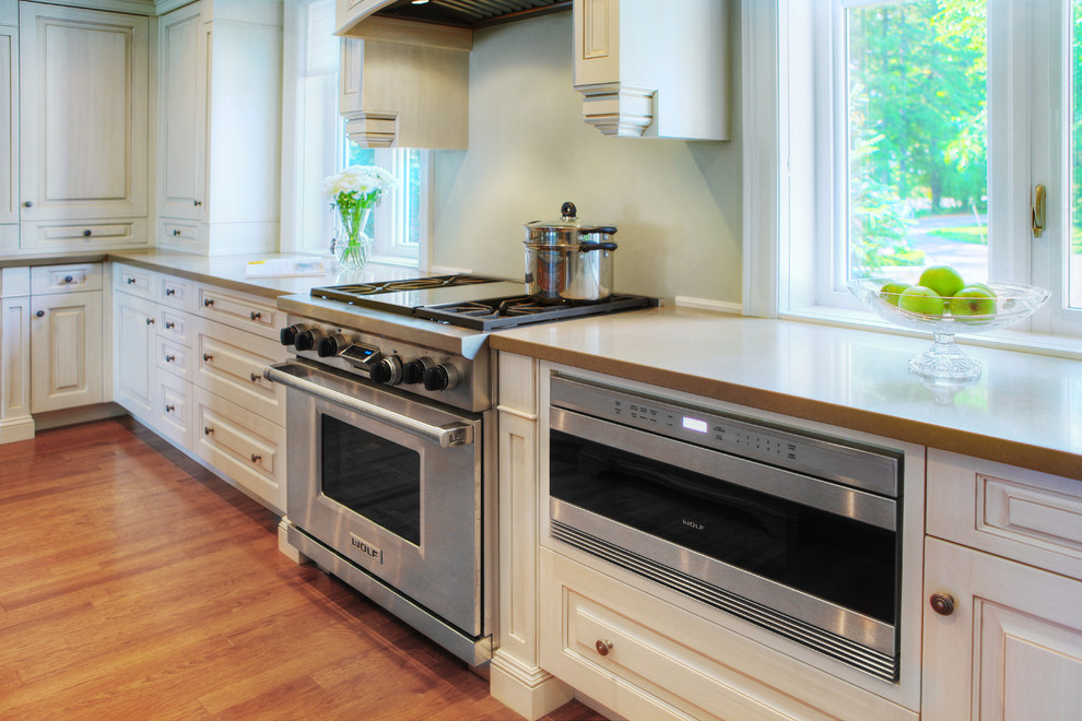 Example of a classic kitchen design in Toronto