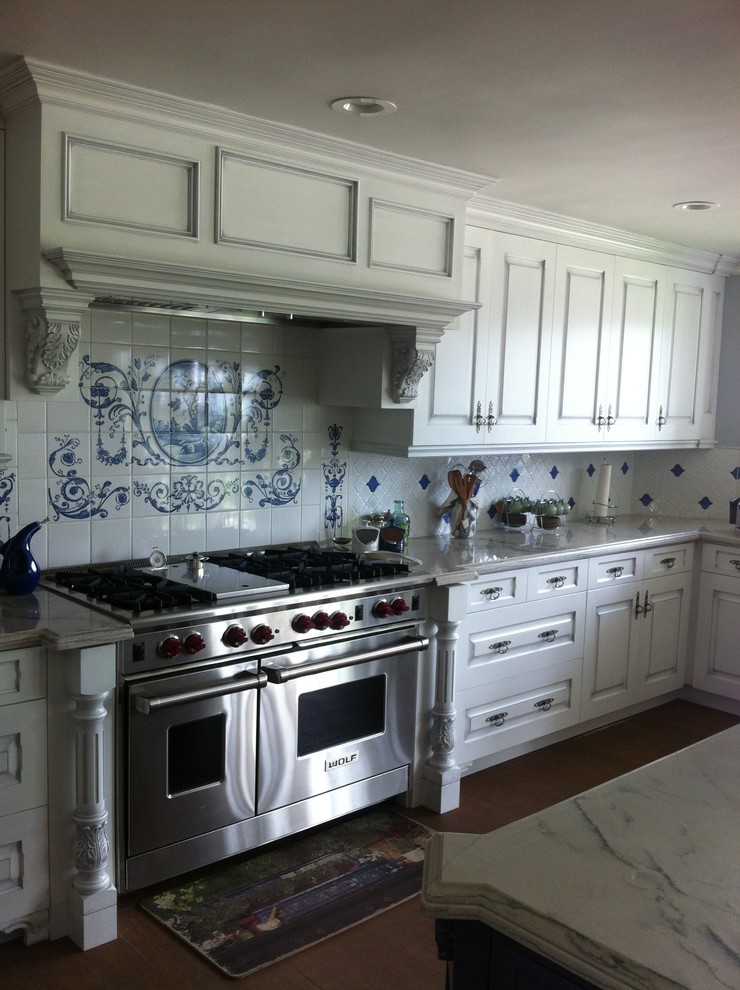 Inspiration för ett vintage kök, med luckor med upphöjd panel, vita skåp, marmorbänkskiva, flerfärgad stänkskydd och rostfria vitvaror