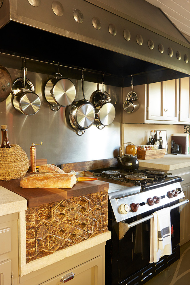 Imagen de cocina de estilo de casa de campo sin isla con encimera de madera y suelo de madera pintada