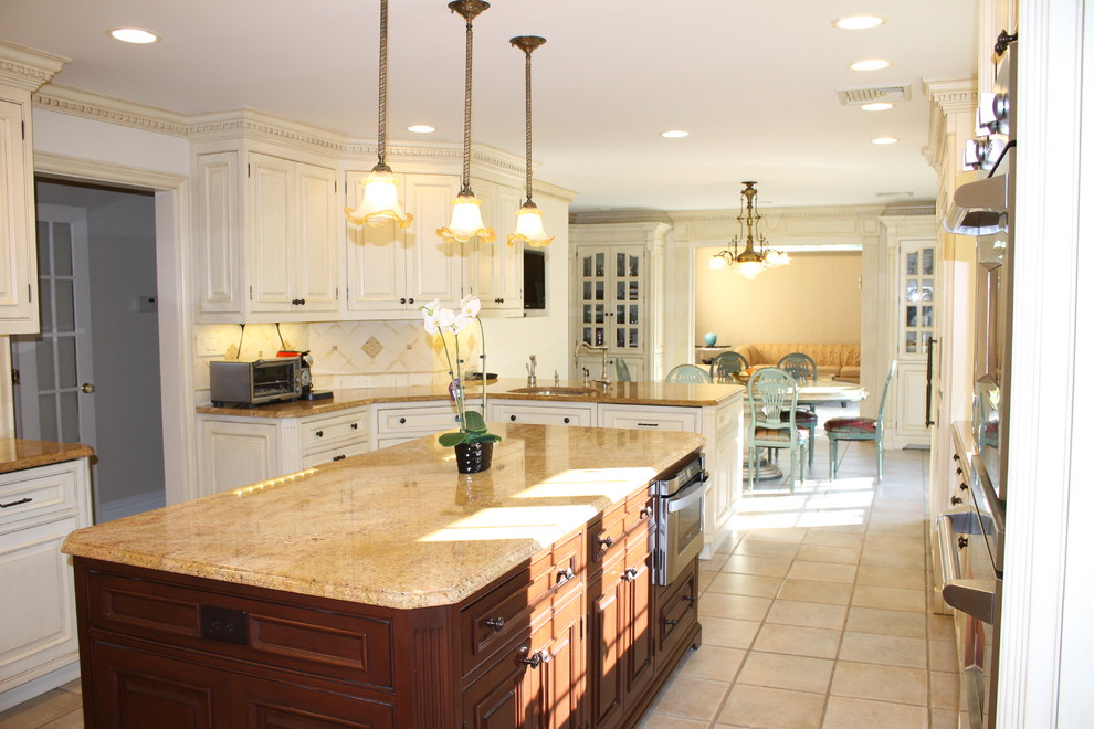 Exempel på ett stort klassiskt kök, med en enkel diskho, luckor med upphöjd panel, skåp i mörkt trä, granitbänkskiva, beige stänkskydd, rostfria vitvaror, klinkergolv i keramik och en köksö