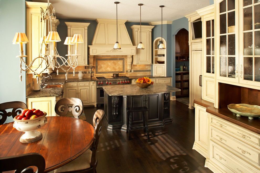Foto di una cucina tradizionale di medie dimensioni con lavello sottopiano, ante con bugna sagomata, ante beige, top in granito, paraspruzzi marrone, parquet scuro, pavimento marrone e top marrone