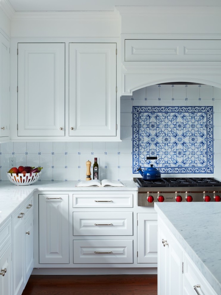 ニューヨークにある高級な広いトラディショナルスタイルのおしゃれなキッチン (アンダーカウンターシンク、レイズドパネル扉のキャビネット、白いキャビネット、大理石カウンター、青いキッチンパネル、セラミックタイルのキッチンパネル、パネルと同色の調理設備、無垢フローリング、白いキッチンカウンター) の写真