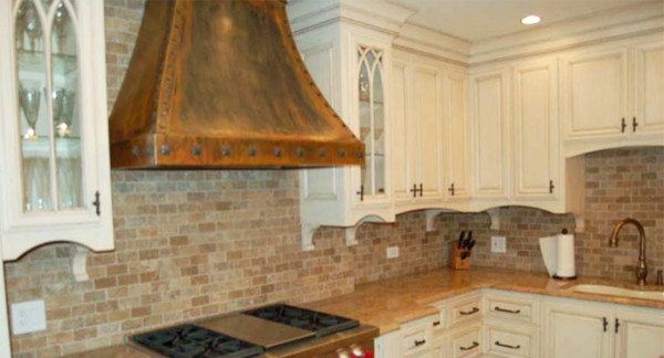 Idéer för att renovera ett vintage beige beige kök, med en undermonterad diskho, luckor med upphöjd panel, vita skåp, marmorbänkskiva, flerfärgad stänkskydd, stänkskydd i travertin och rostfria vitvaror