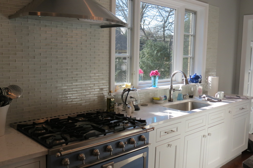 Inspiration for a timeless kitchen remodel in Chicago with quartz countertops and colored appliances