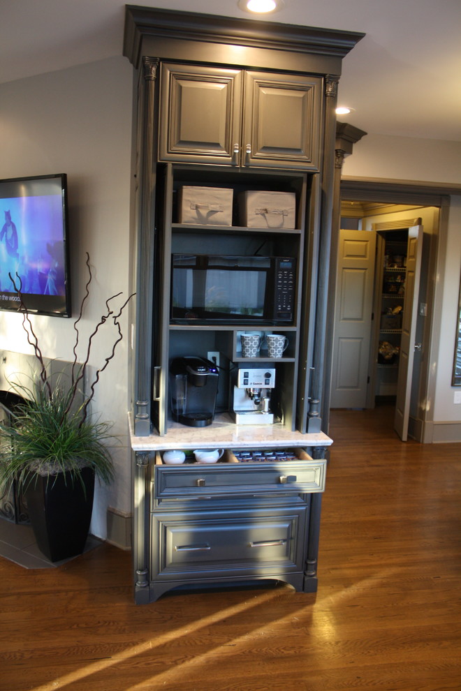 Kitchen - traditional kitchen idea in Cleveland