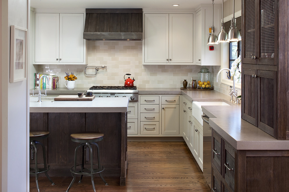 Klassische Küche mit Landhausspüle, Küchenrückwand in Beige, Rückwand aus Metrofliesen, Betonarbeitsplatte und Mauersteinen in San Francisco