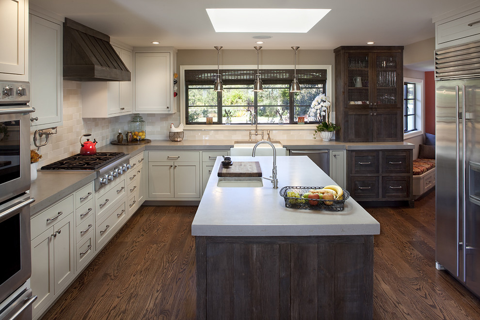 Свежая идея для дизайна: кухня в классическом стиле с столешницей из бетона - отличное фото интерьера
