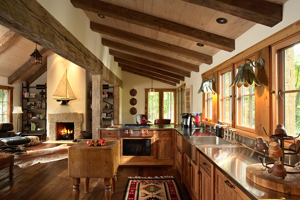 Foto di una cucina rustica con lavello stile country, top in acciaio inossidabile e struttura in muratura