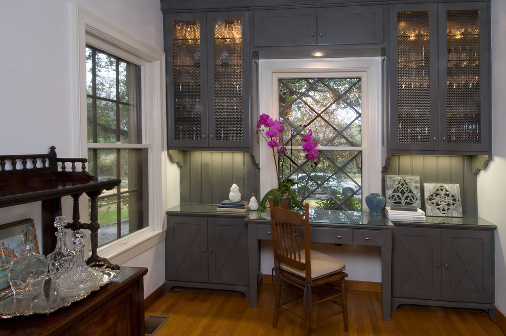 Klassische Küche mit Glasfronten, grauen Schränken, Glas-Arbeitsplatte und Küchenrückwand in Grau in Sonstige